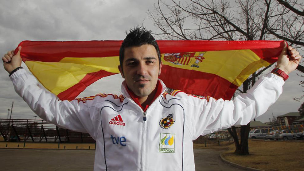 David Villa posa con la bandera de Espaa