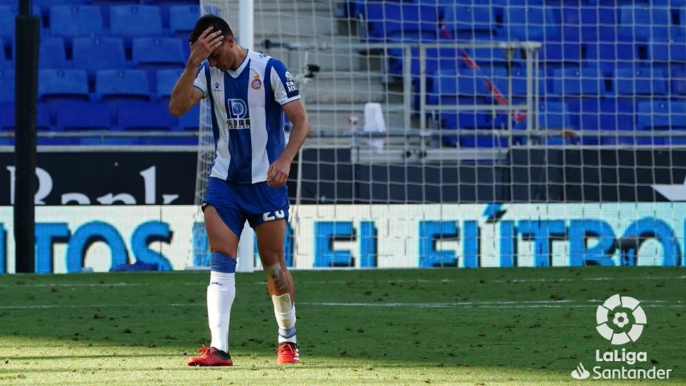 Un jugador del Espanyol abandona desolado el terreno de juego.