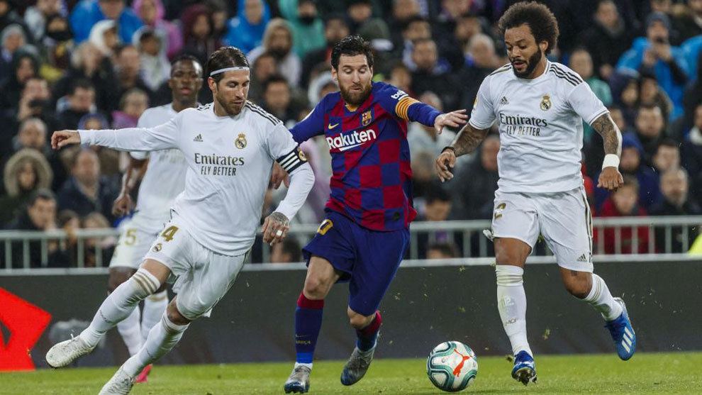 Messi y Ramos y Marcelo pugnan un baln en el Real Madrid-Barcelona...