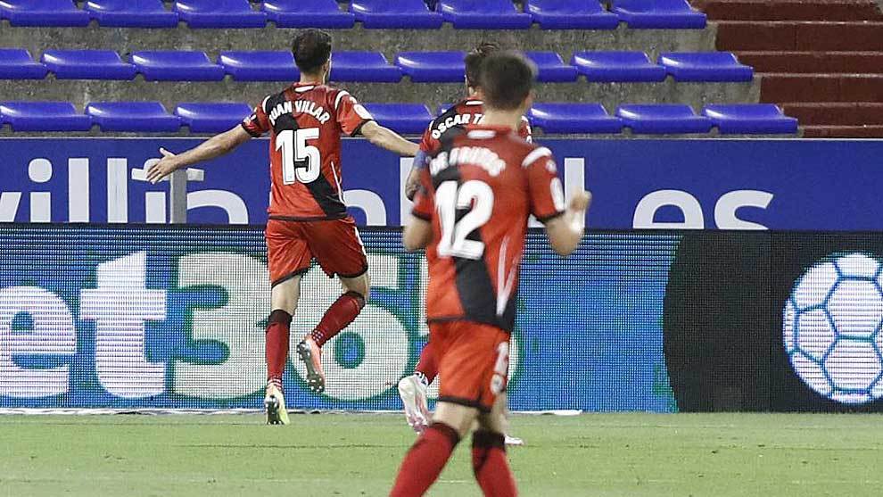 Juan Villar celebra uno de sus dos goles en La Romareda