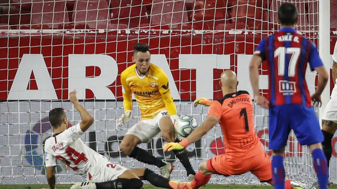 Ocampos saves from Dmitrovic.