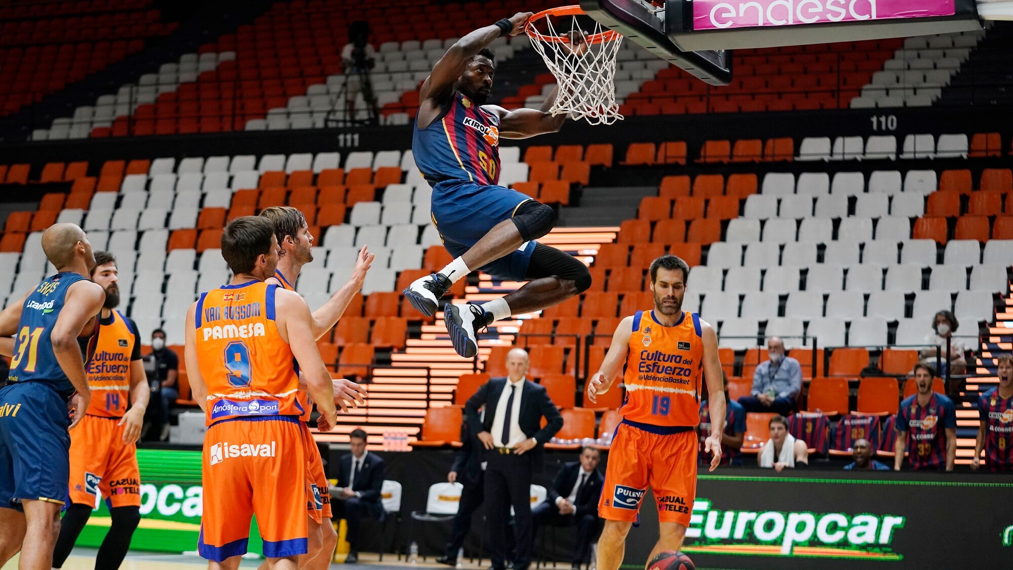 Michael Eric hace un mate en el partido ante el Valencia Basket en la...