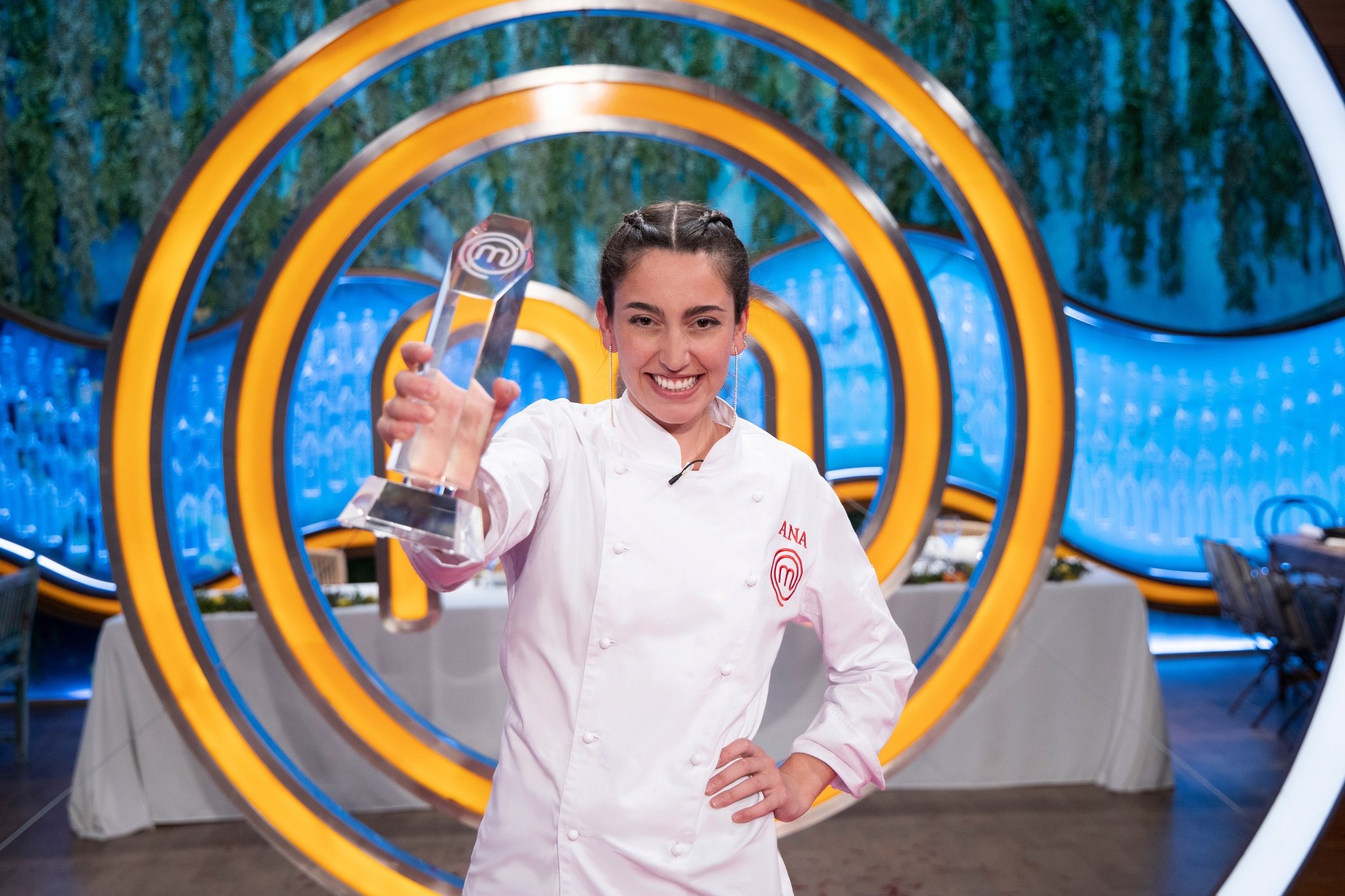 Ana Iglesias con su trofeo como ganadora de Masterchef