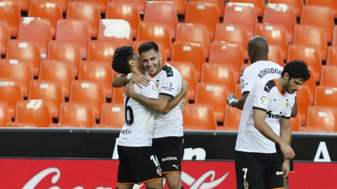 Maxi Gmez celebra con Kangin el 2-1 al Valladolid.