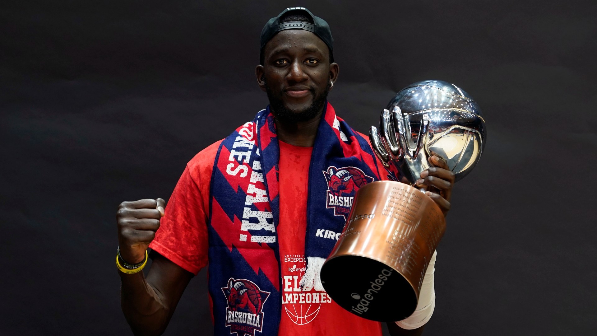 Ilimane Diop posa con el trofeo de campen de la Liga Endesa.