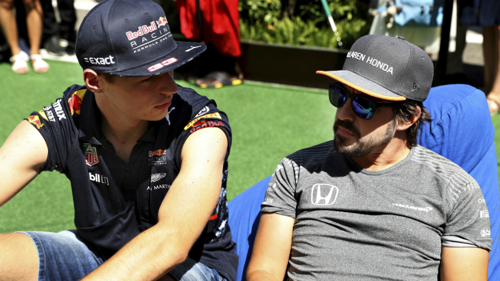 MAx Verstappen habla con Fernando Alonso.