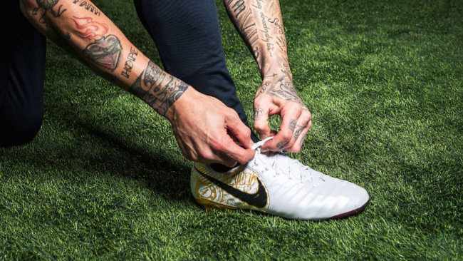Sergio Ramos en una imagen promocional con sus botas Nike...