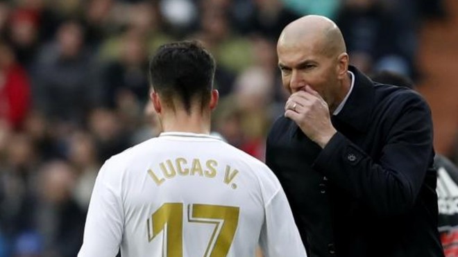 Zidane da instrucciones a Lucas durante un partido de Liga