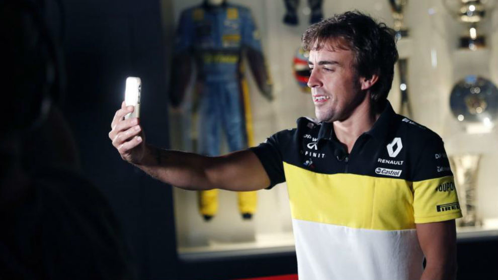 Fernando Alonso se hace un selfie con su nueva equipacin de Renault...