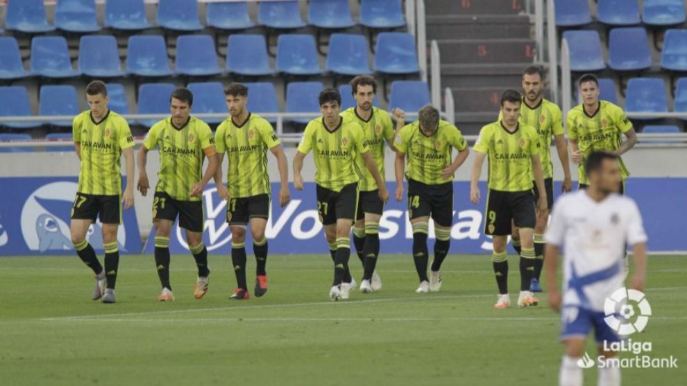 Los jugadores del Zaragoza celebran el tempranero gol de Luis Surez