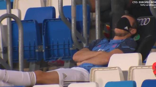 Bale, tumbado en la grada del Di Stfano durante el Real...