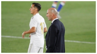 Lucas Vzquez y Zidane, durante el partido con el Alavs.