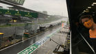 Un miembro de McLaren observa la lluvia desde la zona superior a los...