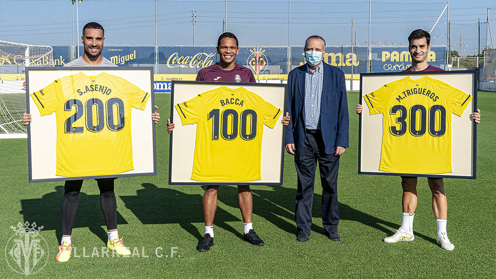 Los jugadores del Villarreal al lado del presidente Fernando Roig