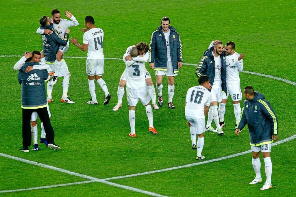El Real Madrid celebra la victoria en el Camp Nou (2016)