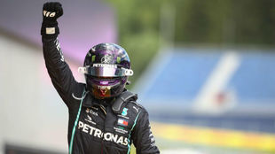 Lewis Hamilton levanta el brazo como ganador del GP de Estiria de F1.