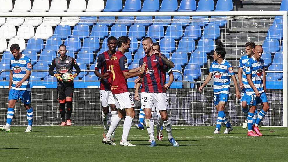Los jugadores del Extremadura celebran uno de sus tres goles en Riazor