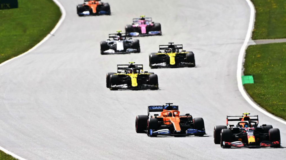 Carlos Sainz, en la quinta plaza, perseguido por los Renault,, los...
