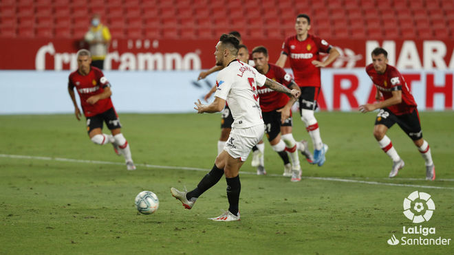 Ocampos anota de penalti frente al Mallorca.