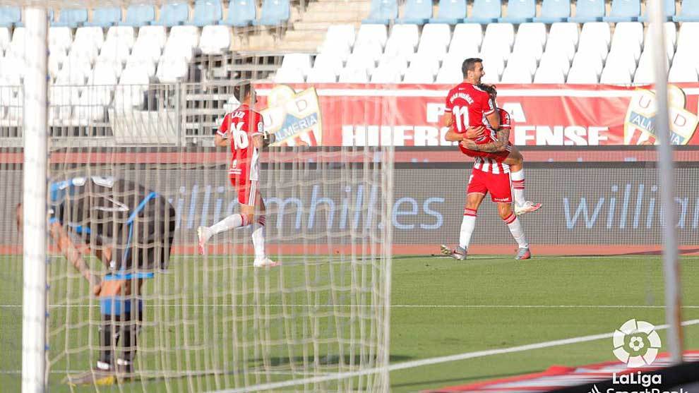 Juan Muoz celebra uno el tercer gol del Almera sobre el Rayo