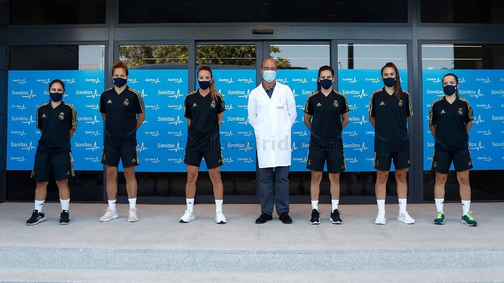 Las jugadoras del Real Madrid posan en el Hospital Sanitas La...