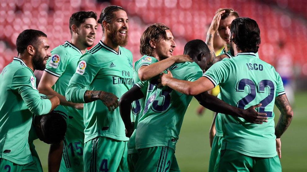 Los jugadores del Real Madrid, celebrando el gol de Mendy en Granada