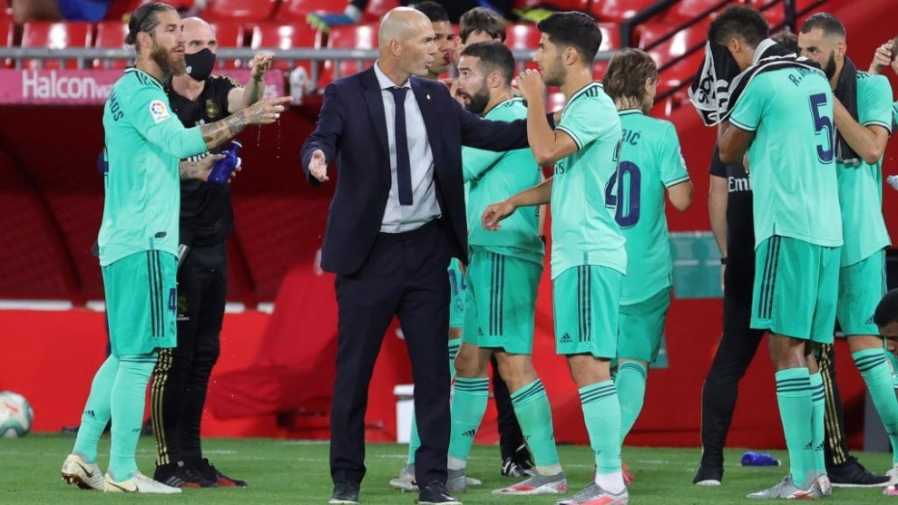 Zidane da instrucciones a sus jugadores en Los Cármenes en la pausa...