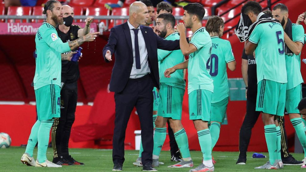 Zidane, en una pausa de hidratacin en Granada.