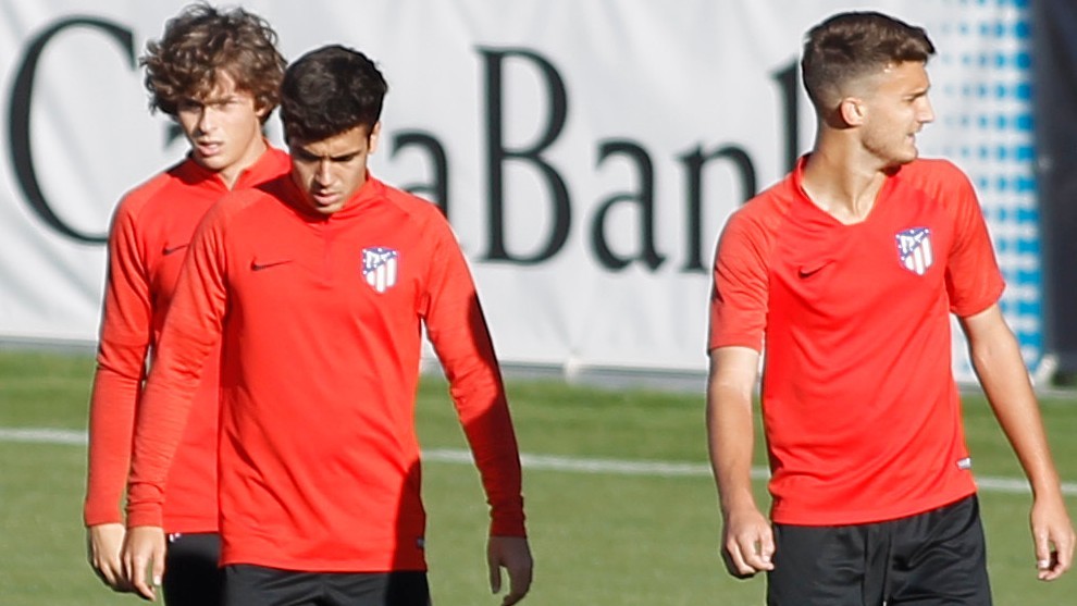 Riquelme, Manu y lvaro Garca, en un entrenamiento con el primer...
