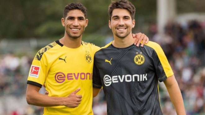 Relu posa junto a su buen amigo Achraf durante su etapa en el Dortmund