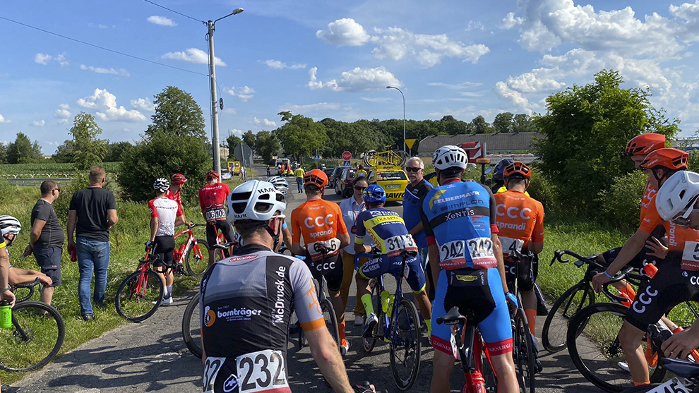 Desde carrera se comunican con los ciclistas.