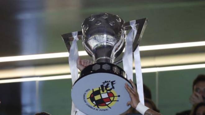 Who will present the LaLiga Santander trophy to the champions?
