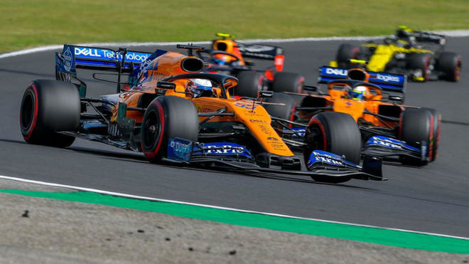 El McLaren de Carlos Sainz en primer plano, y el de Norris a la...