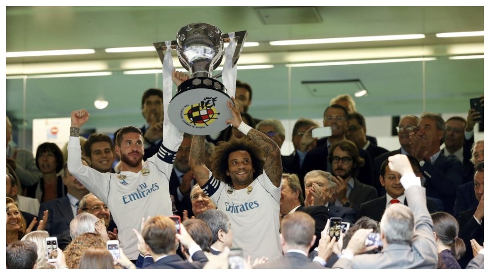 Ramos y Marcelo levantan el trofeo de la Liga conquistado con Zidane...