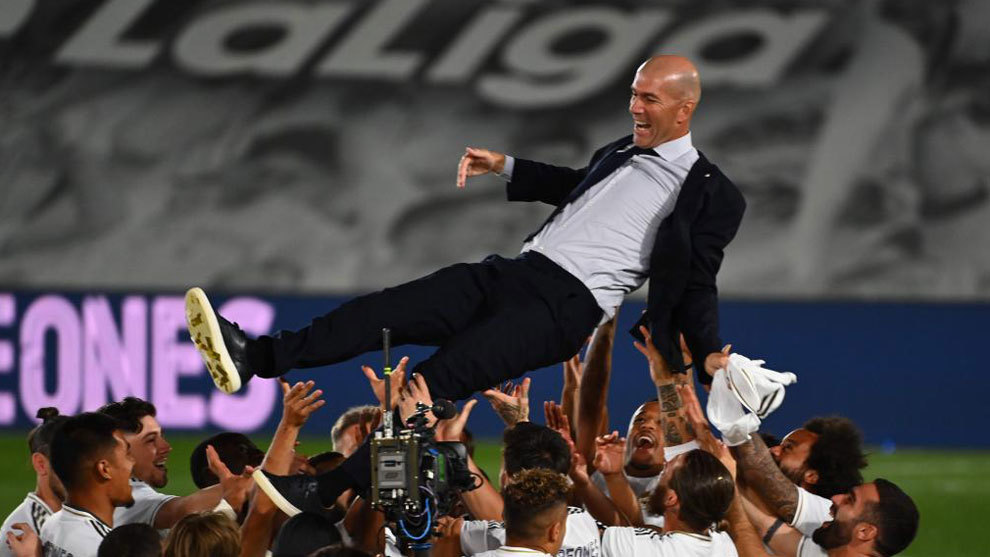 Zinedine Zidane, manteado por sus jugadores