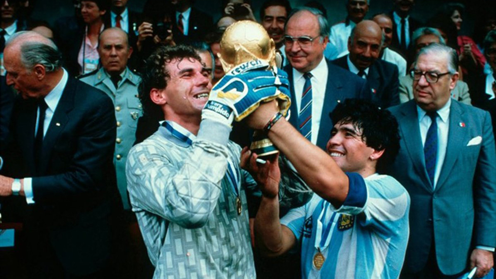 Pumpido junto a Maradona tras ganar la Copa del Mundo de 1986.