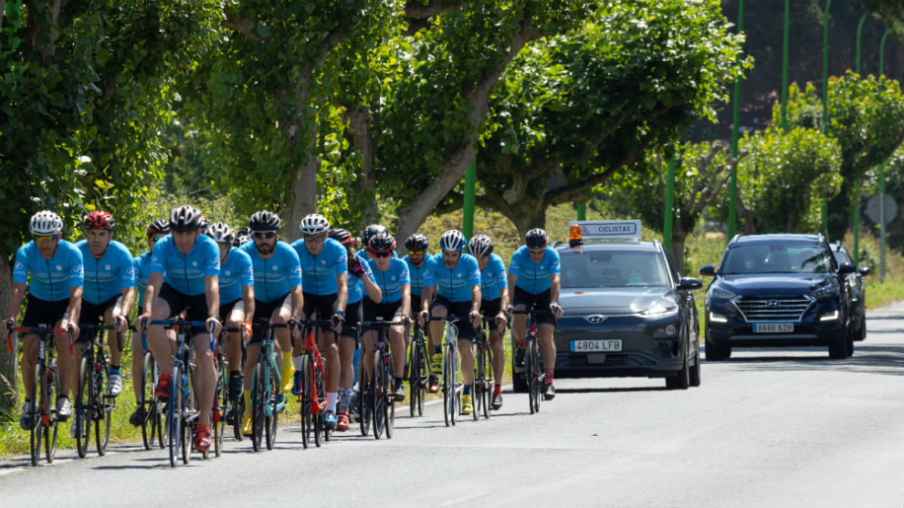 Un Hyundai Kona eléctrico escolta a los ciclistas del Club Betanzos.