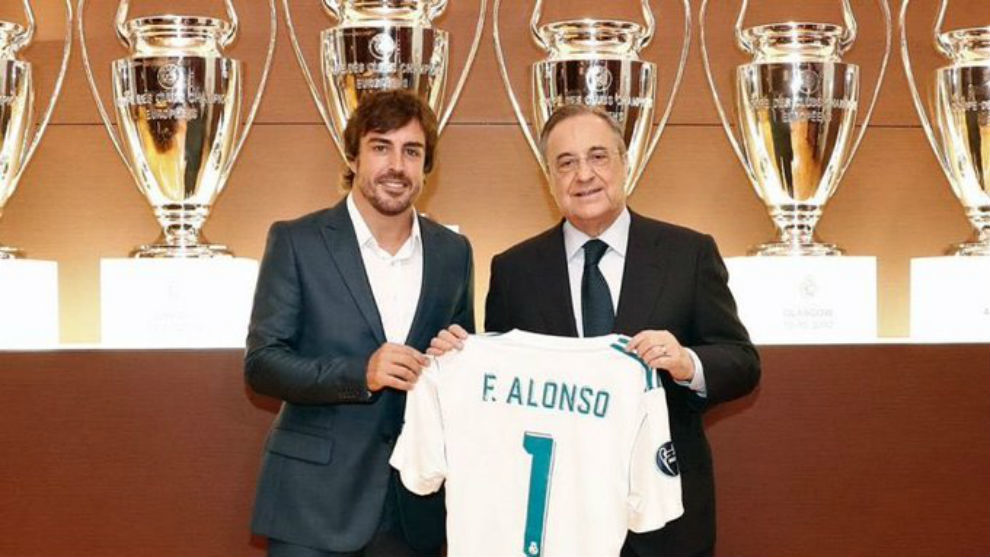 Fernando Alonso, junto a Florentino Prez al ser nombrado socio de...