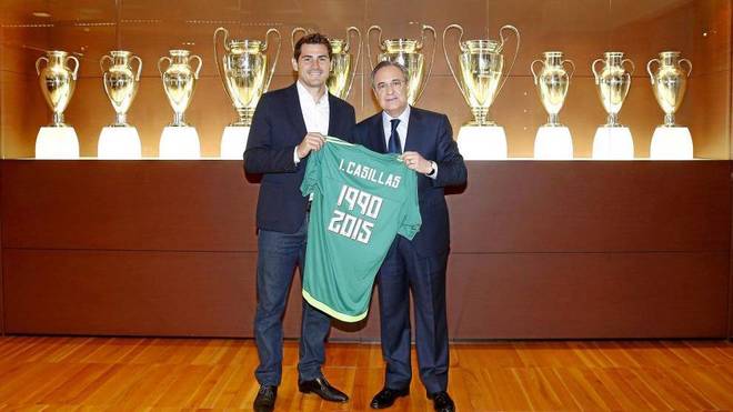 Casillas y Florentino Pérez, en la sala de trofeos del Real Madrid