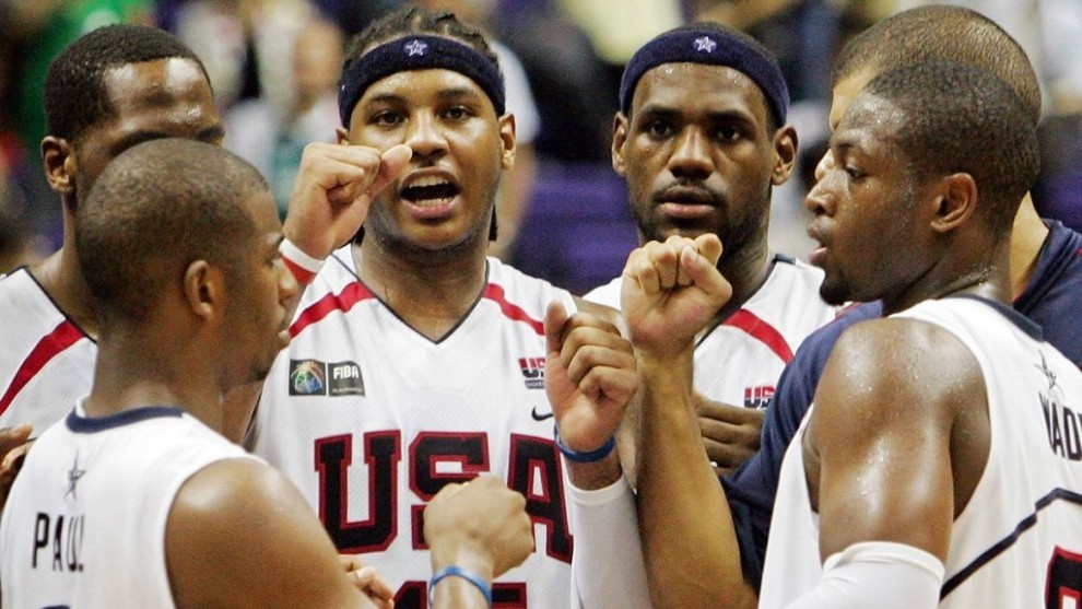 Carmelo Anthony y Dwyane Wade hablan con Chris Paul delante de LeBron...
