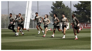 Los jugadores del Madrid, durante el ltimo entrenamiento para un...