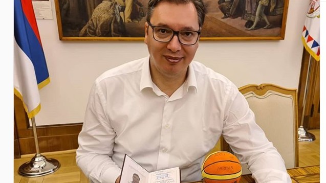 El presidente serbio Aleksandar Vucic, con su documento de ingreso en...