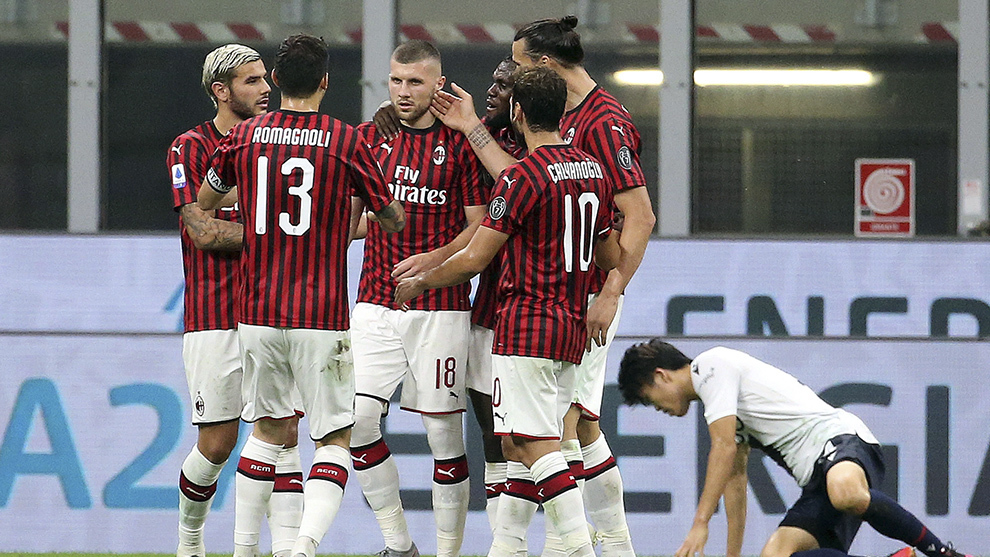 Los jugadores del Milan celebran la victoria ante el Bolonia