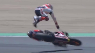 Marc Mrquez sale volando tras perder el control de su moto.