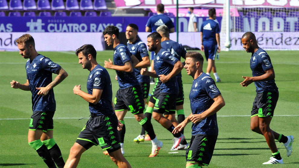 Los jugadores del Betis, calentando ayer en Valladolid