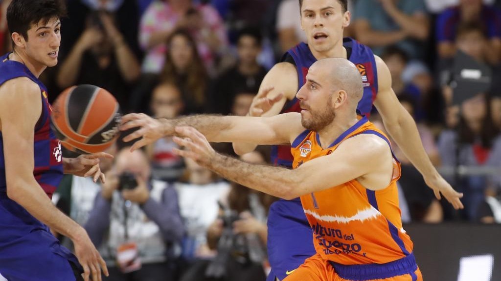 Quino Colom da un pase durante un partido del Valencia Basket.