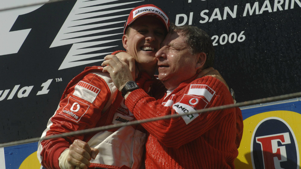 Jean Todt abraza a Michael Schumacher.
