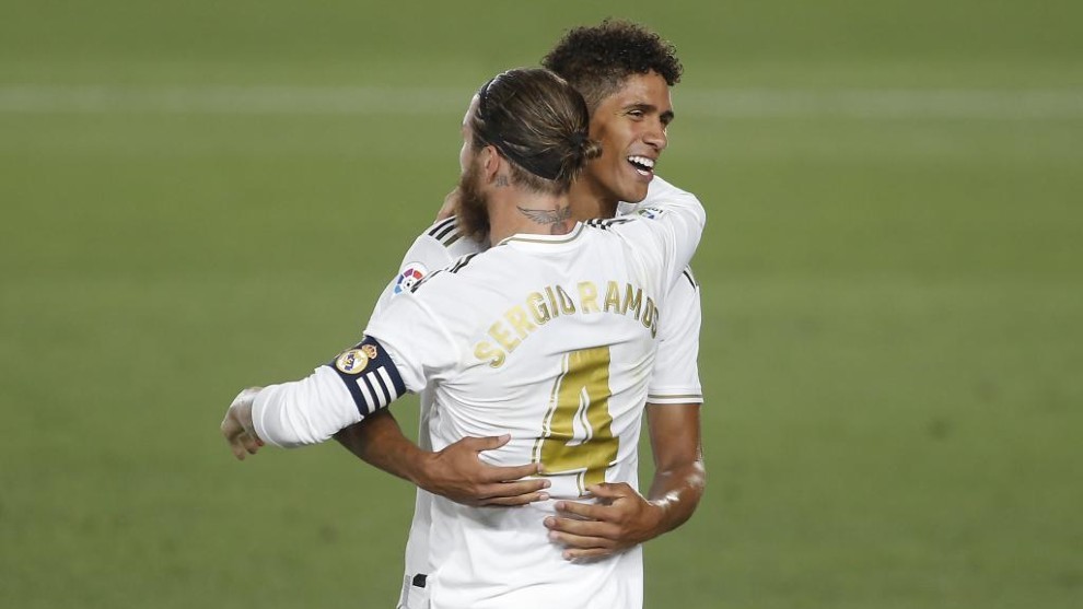 Varane se abraza a Ramos tras ganar la Liga.