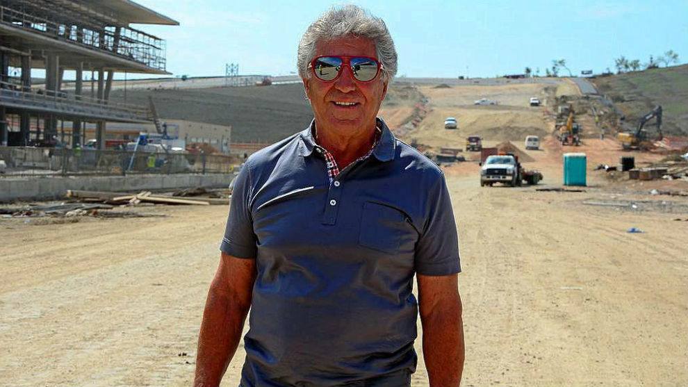 Mario Andretti, durante las obras de construcción del circuito Las...