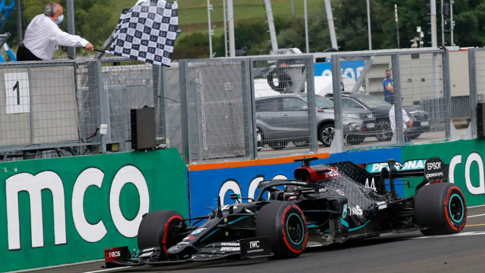 Lewis Hamilton cruza la lnea de meta en el GP de Hungra.